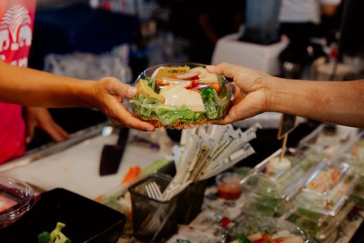 Unwrapping Influence: How Fast Food Packaging Shapes Buying Decisions